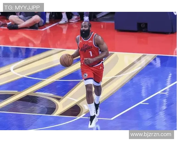 新科榜眼哈珀手感冰冷半场仅得2分表现低迷球队进攻受阻